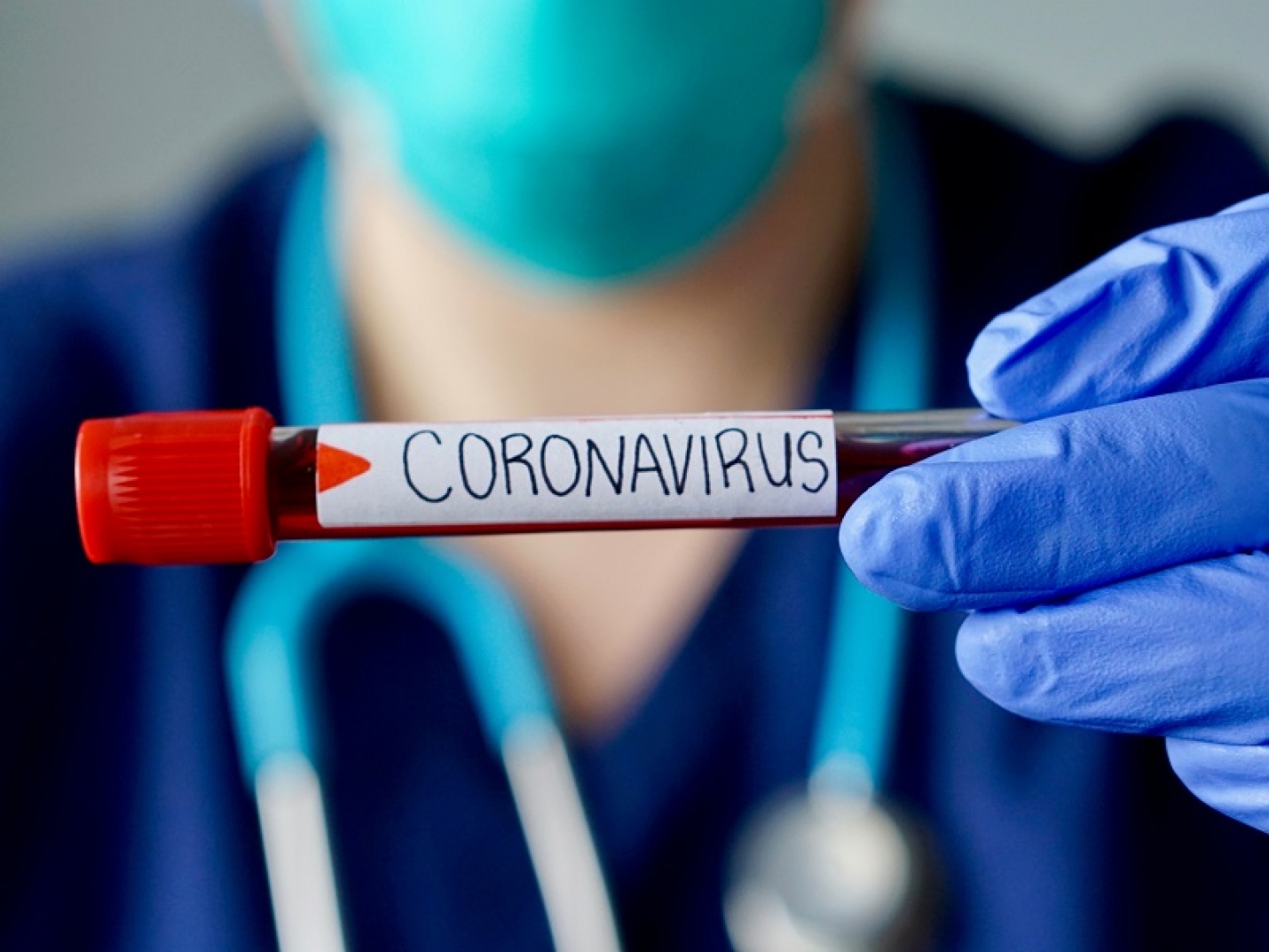 Роспотребнадзор сообщил о начале тестирования на коронавирус на дому